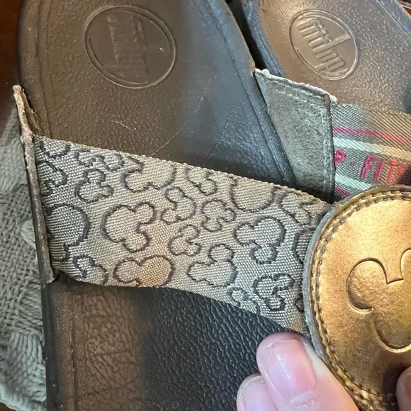 FITFLOP Swirl Disney Mickey Mouse Faux Leather Toe Thongs Women's Size 10 - Picture 4 of 10